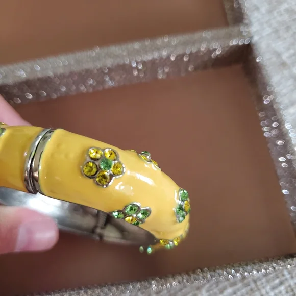 Enamel Hinge Floral Bracelet - Picture 4 of 8